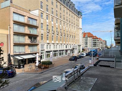 APPARTEMENT NON-MEUBLE A LOUER A L'ANNEE - situé au centre de la rue commerçante - cuisine séparée avec réfrigérateur et cuisinière, emplacemen...