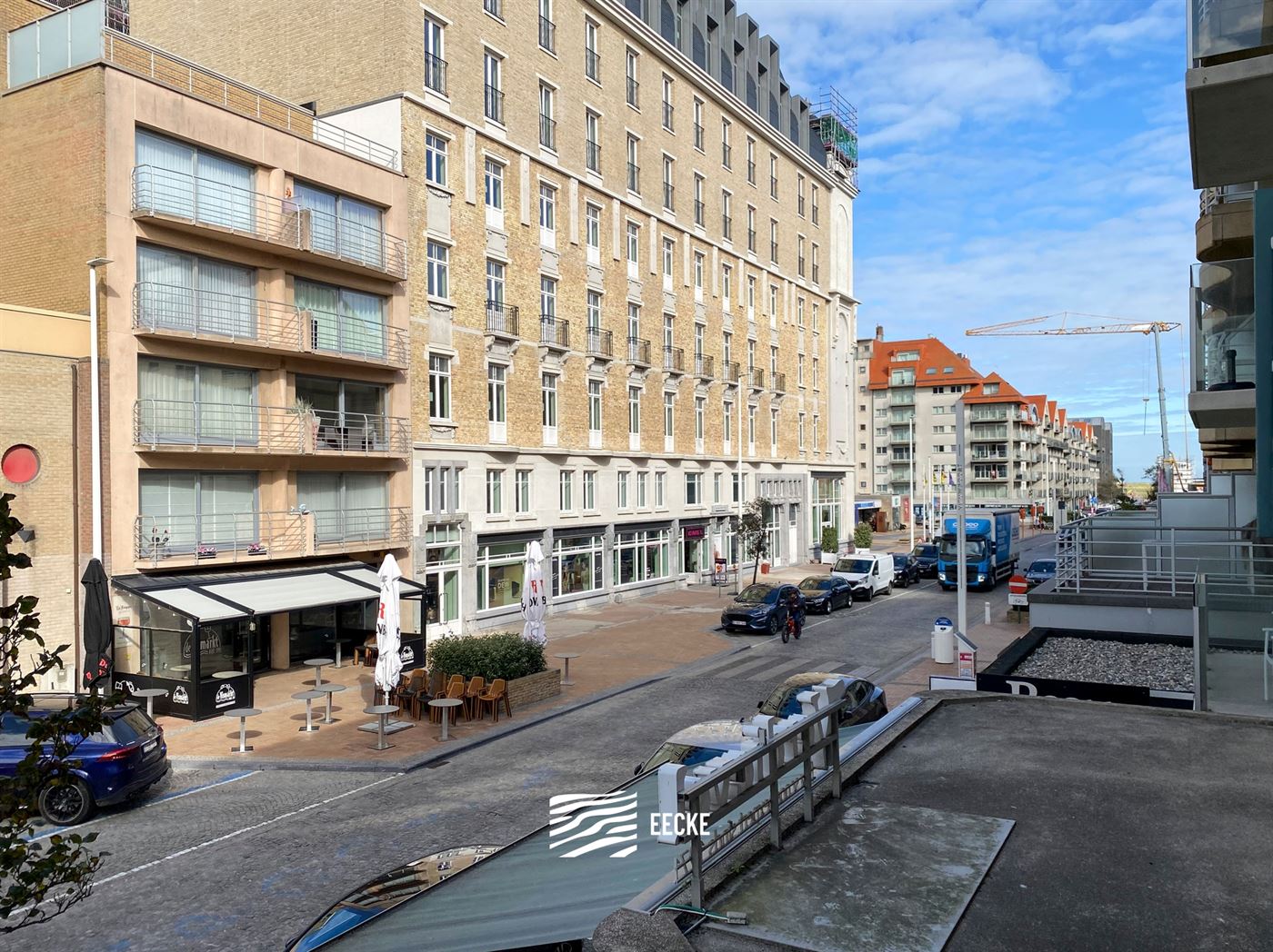 ONGEMEUBELD APPARTEMENT TE HUUR OP JAARBASIS - centraal gelegen in de winkelstraat - aparte keuken met frigo en gasfornuis, ruimte voorzien om vaatwas...