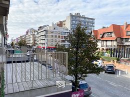 ONGEMEUBELD APPARTEMENT TE HUUR OP JAARBASIS - centraal gelegen in de winkelstraat - aparte keuken met frigo en gasfornuis, ruimte voorzien om vaatwas...