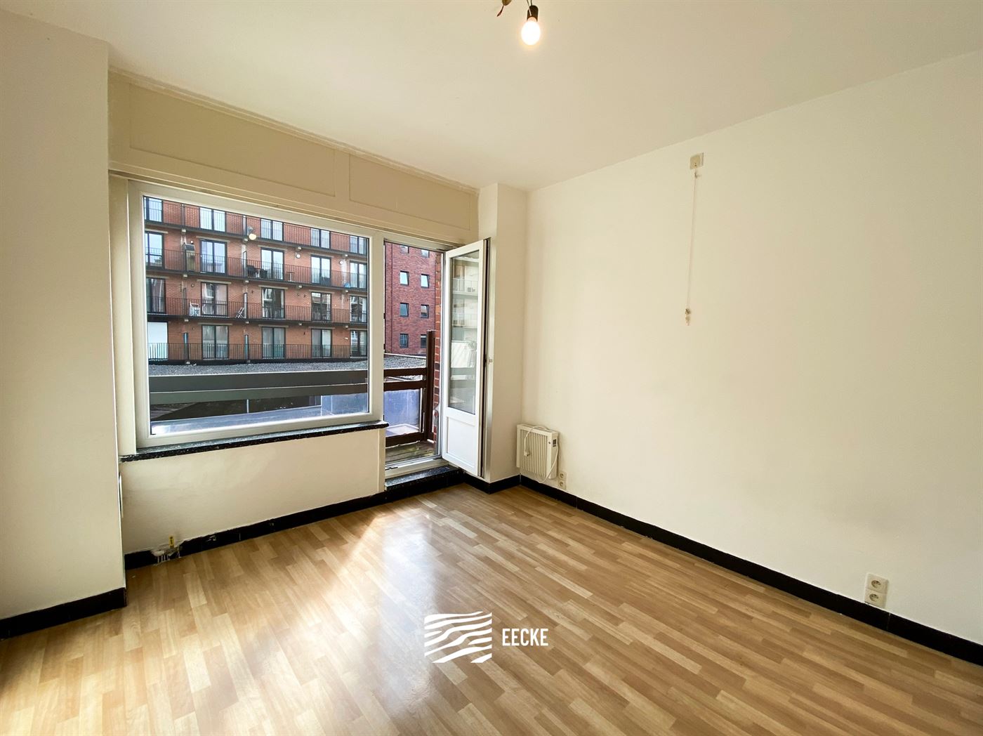 ONGEMEUBELD APPARTEMENT TE HUUR OP JAARBASIS - centraal gelegen in de winkelstraat - aparte keuken met frigo en gasfornuis, ruimte voorzien om vaatwas...