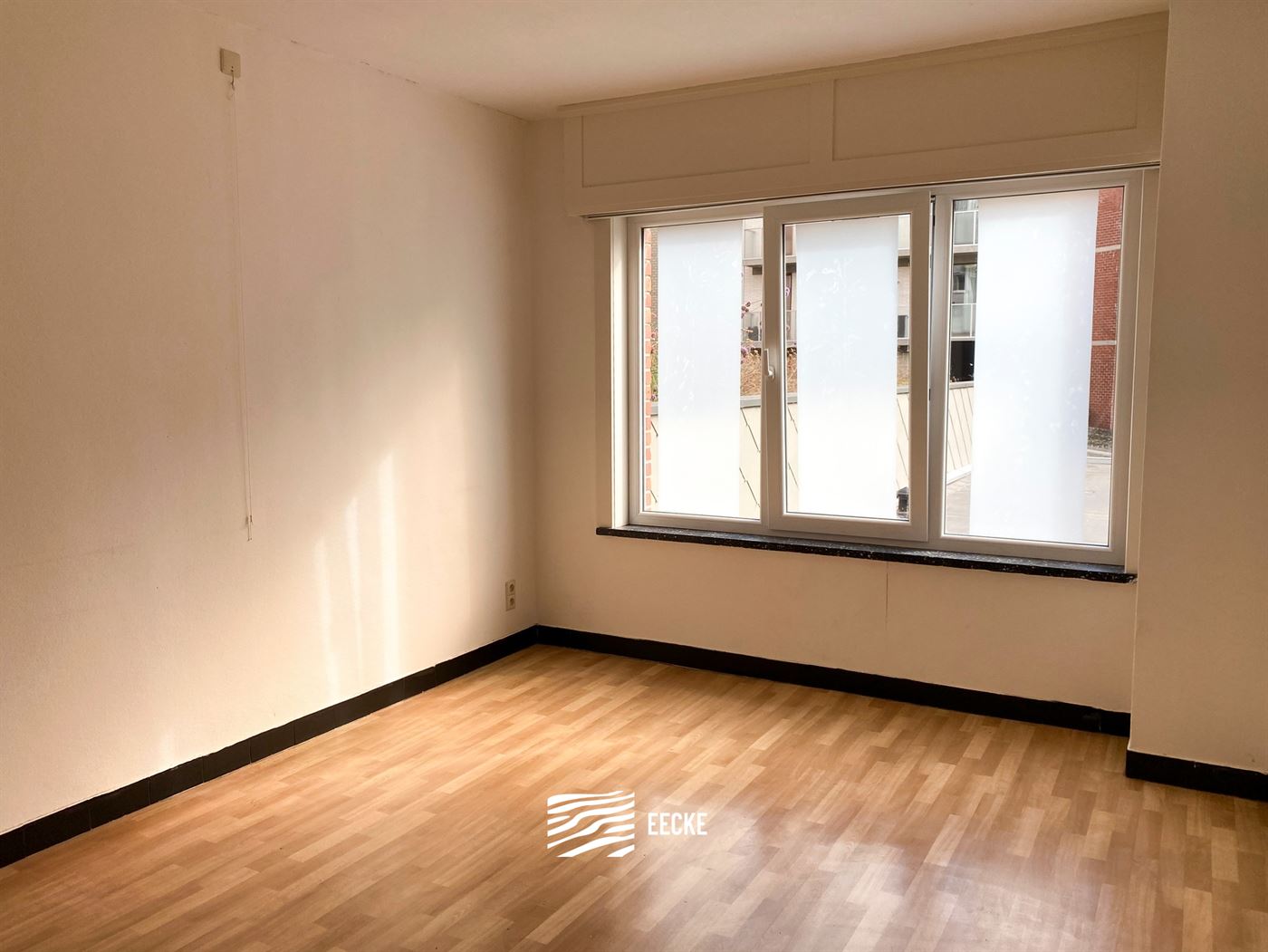 ONGEMEUBELD APPARTEMENT TE HUUR OP JAARBASIS - centraal gelegen in de winkelstraat - aparte keuken met frigo en gasfornuis, ruimte voorzien om vaatwas...