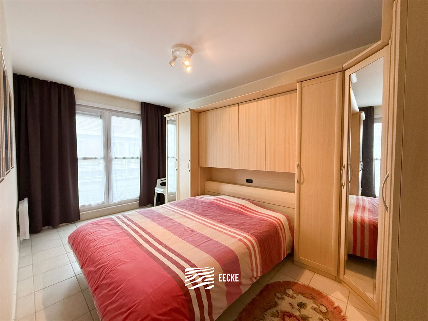 Res. Delvaux B 0204 - Zonnig hoekappartement met twee volwaardige slaapkamers - Gelegen in een kleine residentie - Inkom met gastentoilet en vestiaire...