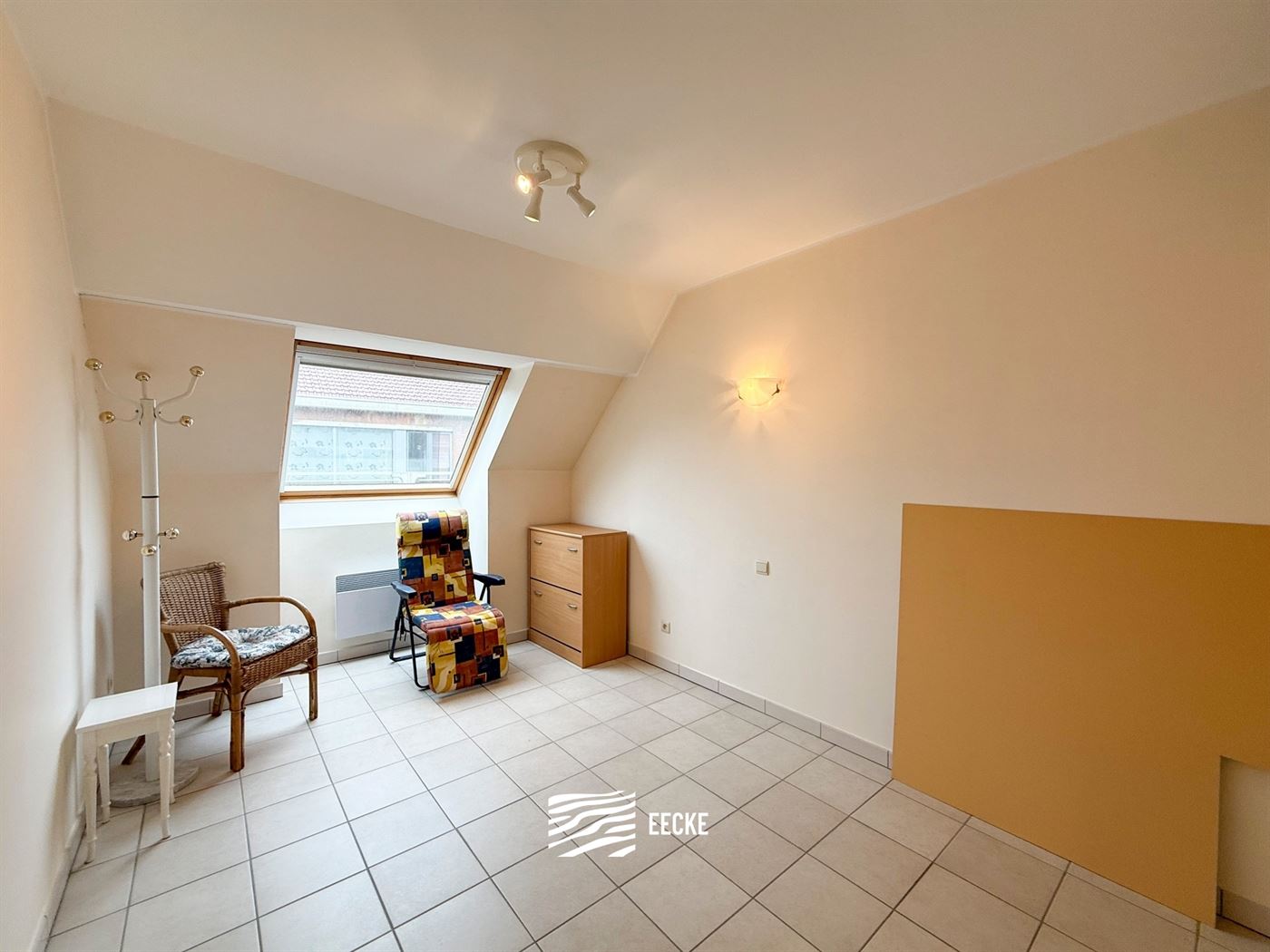Res. Delvaux B 0204 - Zonnig hoekappartement met twee volwaardige slaapkamers - Gelegen in een kleine residentie - Inkom met gastentoilet en vestiaire...
