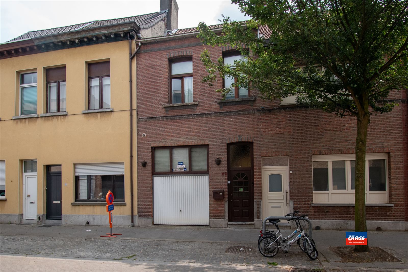 Te renoveren woning met 2 slaapkamers, tuin + garage te koop te HOBOKEN