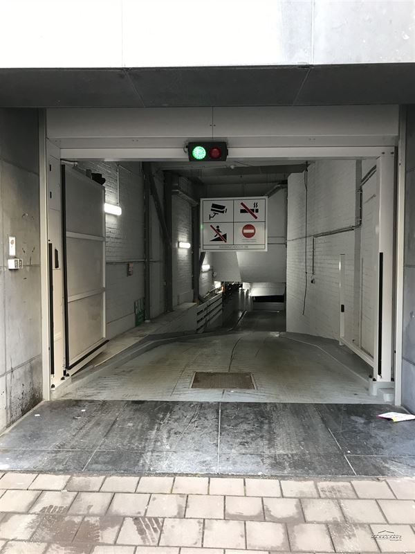 Ruime staanplaatsen in veilige parkeergarage centrum  vlak bij De Meir