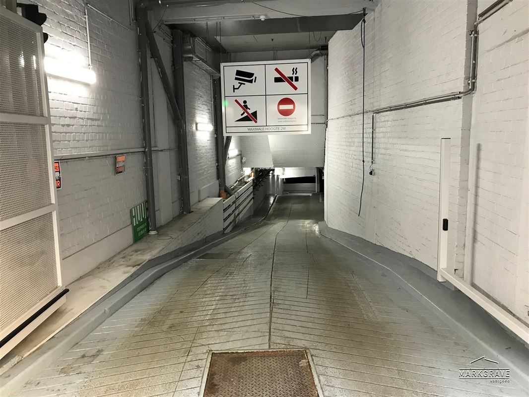 Ruime staanplaatsen in veilige parkeergarage centrum  vlak bij De Meir