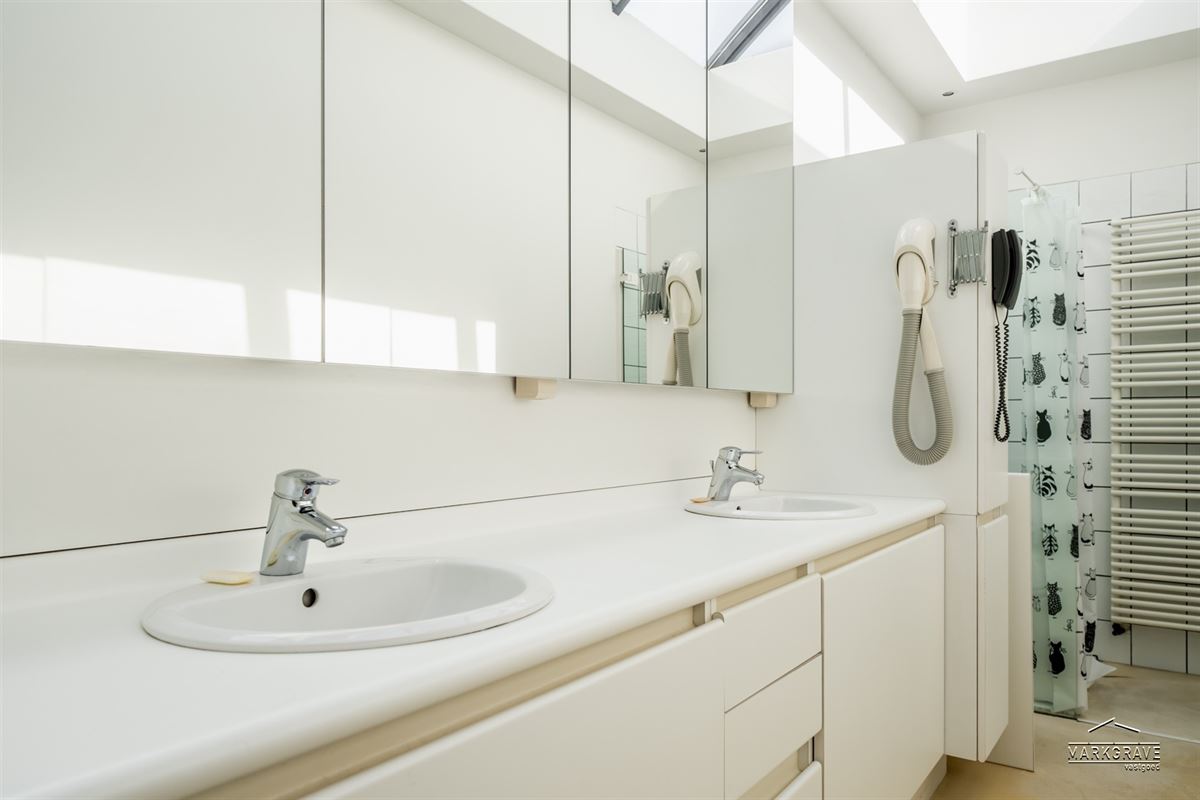 Herenhuis met stadstuin dakterras & parking