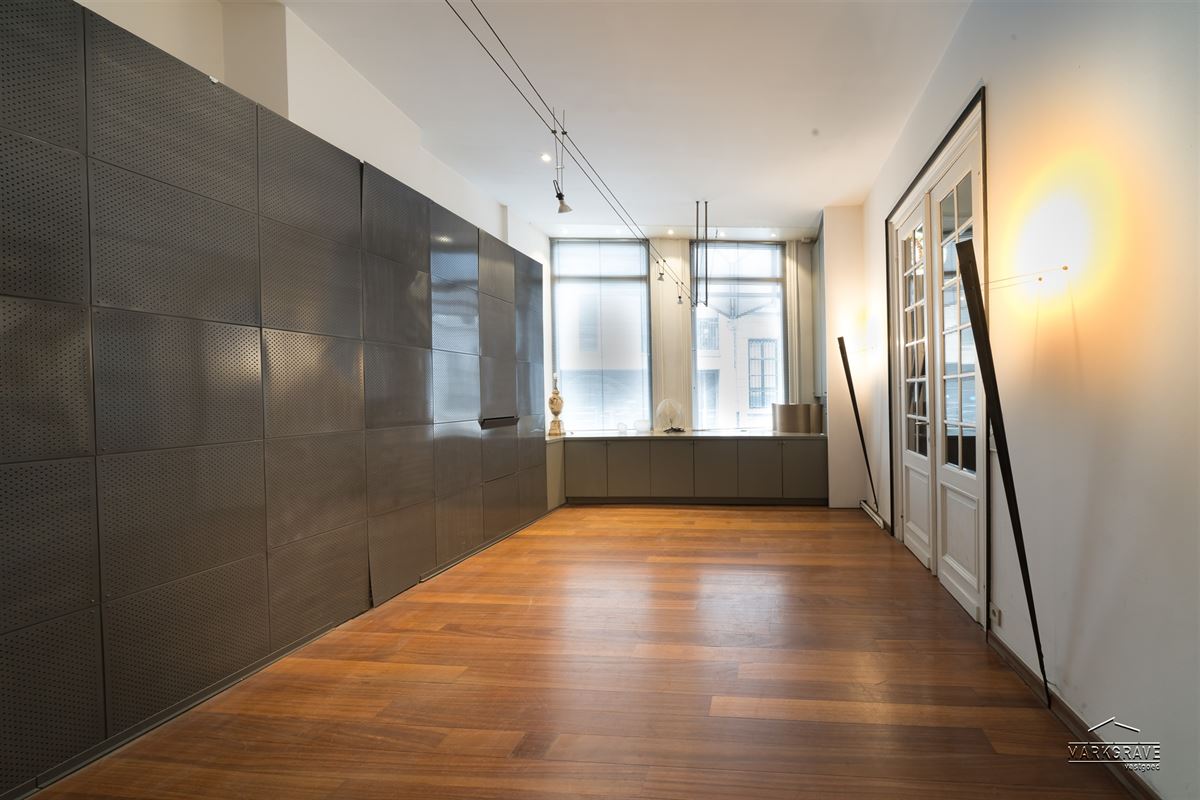 Herenhuis met stadstuin dakterras & parking