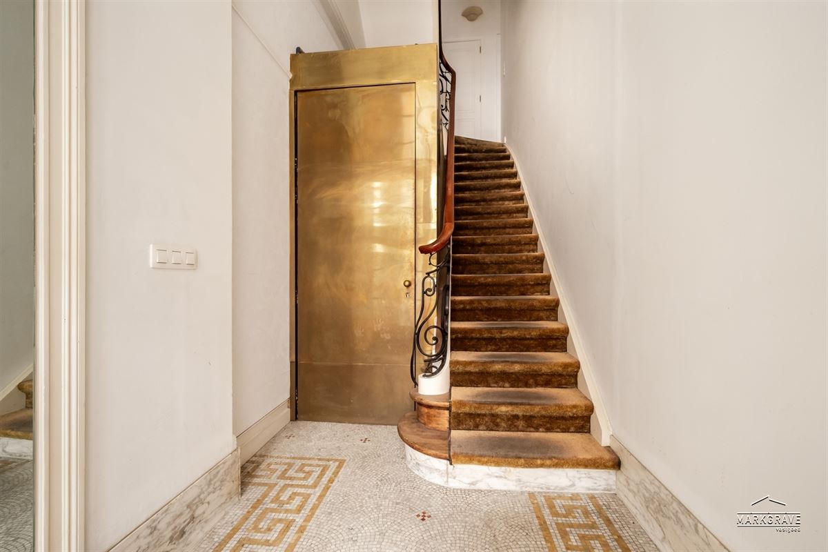 Karaktervol appartement in beaux-artstijl met authentieke elementen