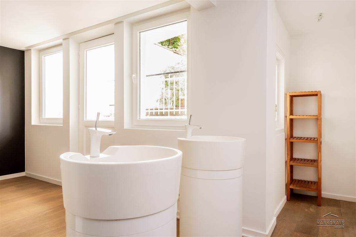 Karaktervol appartement in beaux-artstijl met authentieke elementen