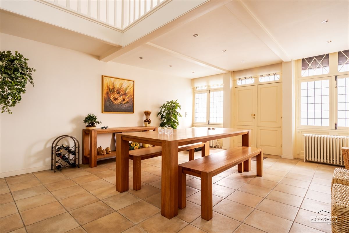 Authentiek 16e-eeuws Stadshuis in het Historisch Hart van de Stad