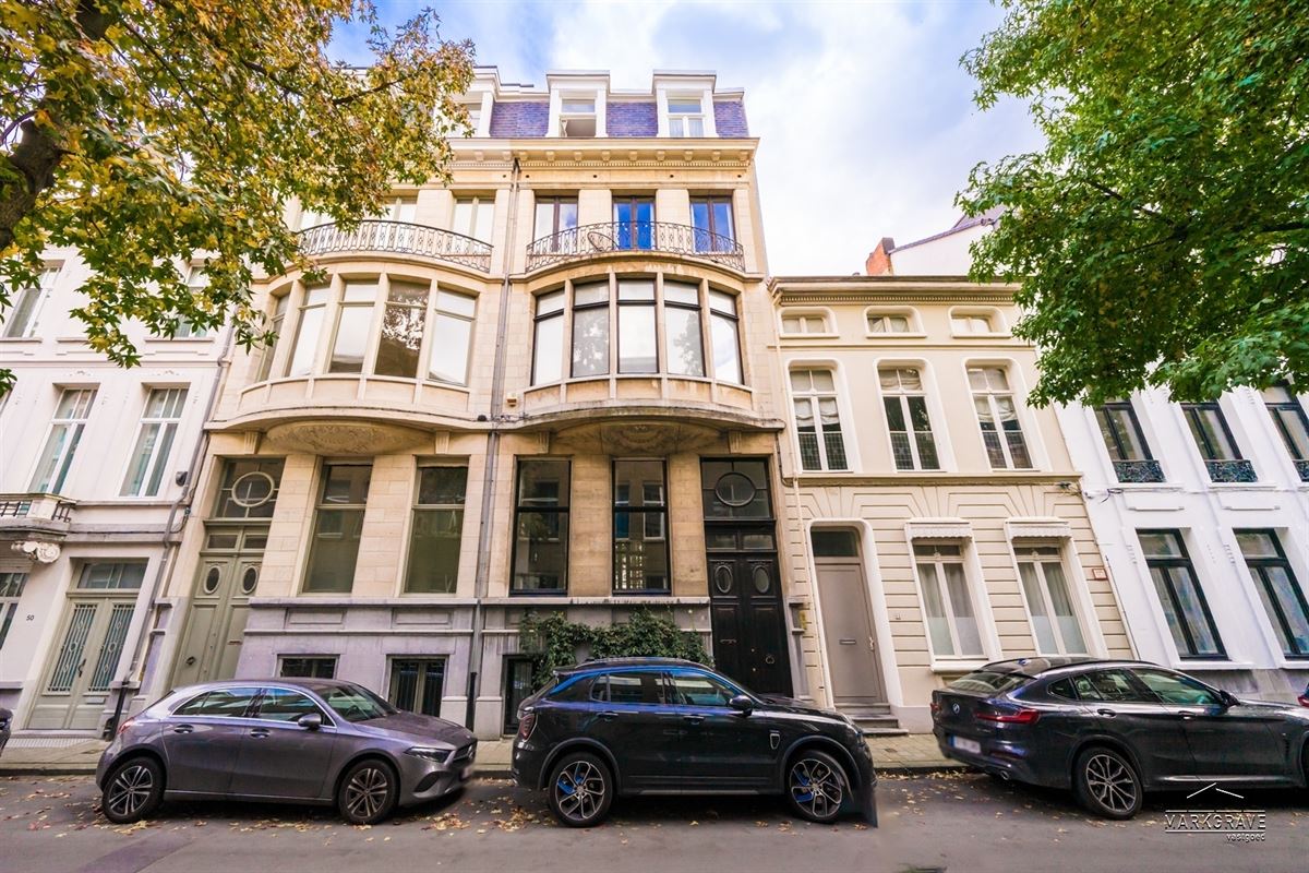 Karaktervol appartement in beaux-artstijl met authentieke elementen