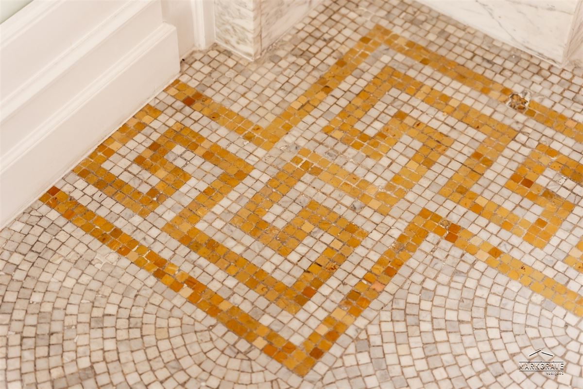 Karaktervol appartement in beaux-artstijl met authentieke elementen