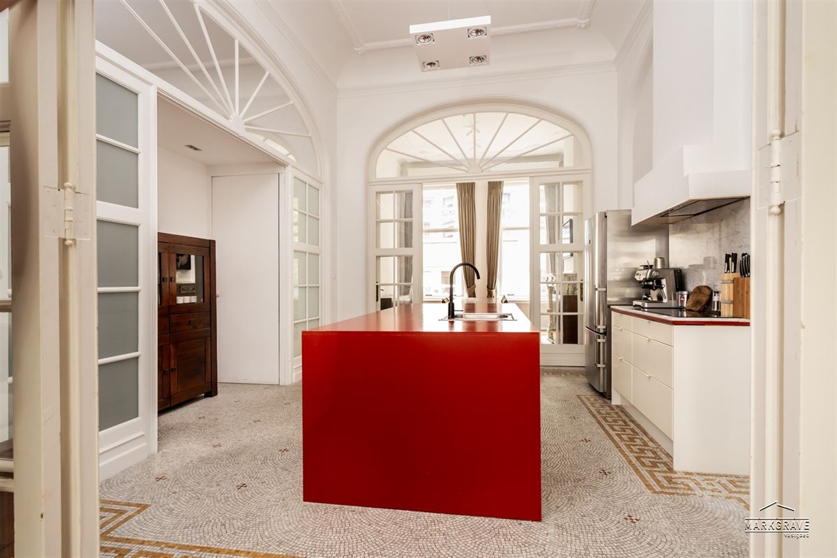 Karaktervol appartement in beaux-artstijl met authentieke elementen