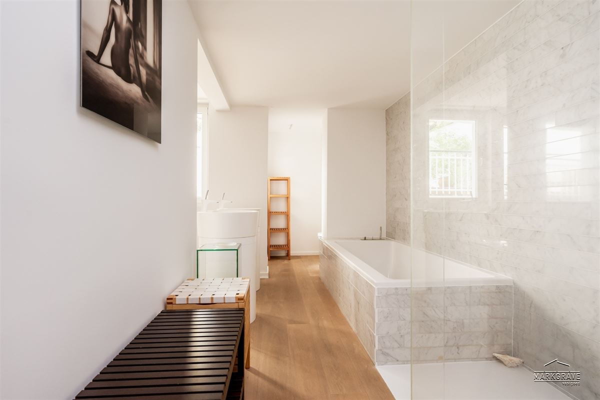 Karaktervol appartement in beaux-artstijl met authentieke elementen