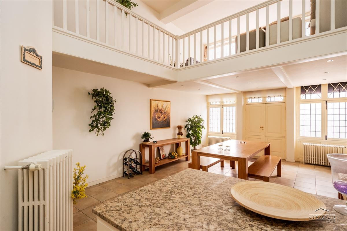 Authentiek 16e-eeuws Stadshuis in het Historisch Hart van de Stad