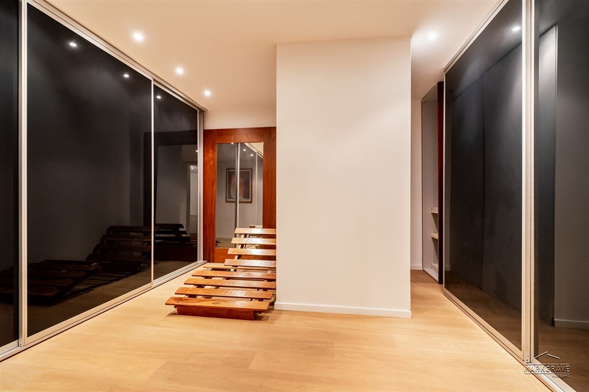 Karaktervol appartement in beaux-artstijl met authentieke elementen