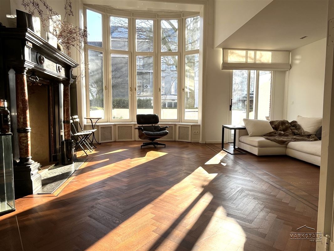 Karaktervol appartement in beaux-artstijl met authentieke elementen