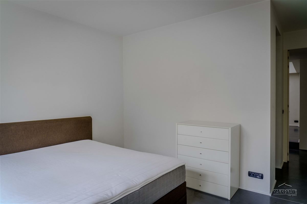 Lichtrijk loft-appartement met luxe afwerking en inpandige parkings