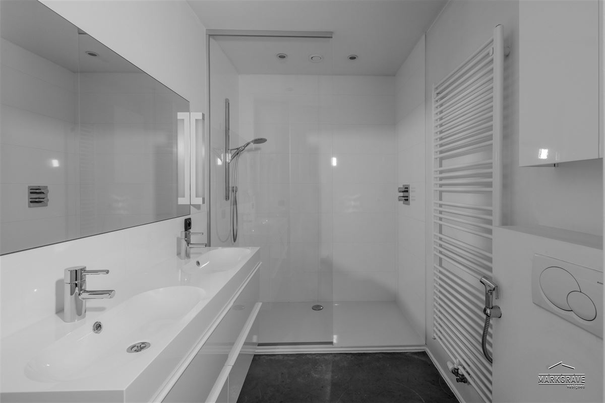Lichtrijk loft-appartement met luxe afwerking en inpandige parkings