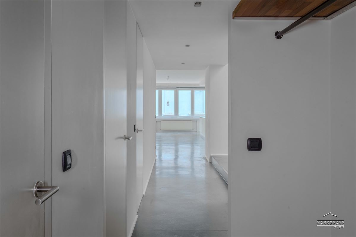Lichtrijk loft-appartement met luxe afwerking en inpandige parkings