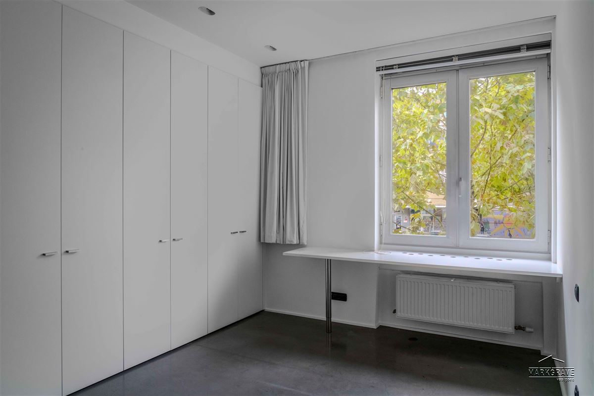 Lichtrijk loft-appartement met luxe afwerking en inpandige parkings