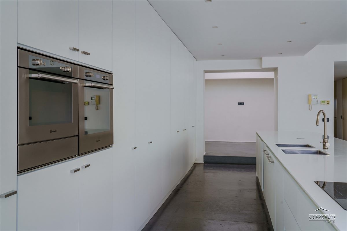 Lichtrijk loft-appartement met luxe afwerking en inpandige parkings