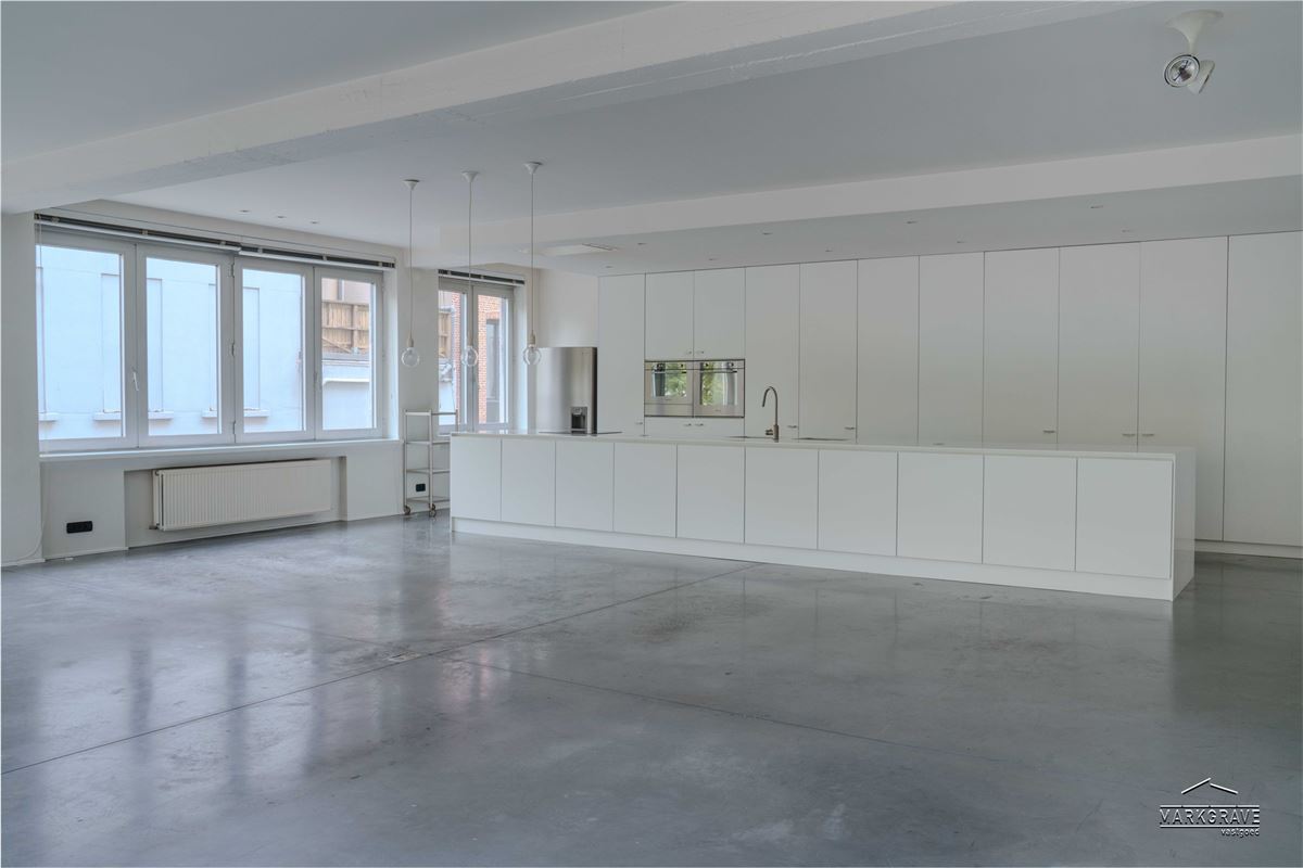 Lichtrijk loft-appartement met luxe afwerking en inpandige parkings