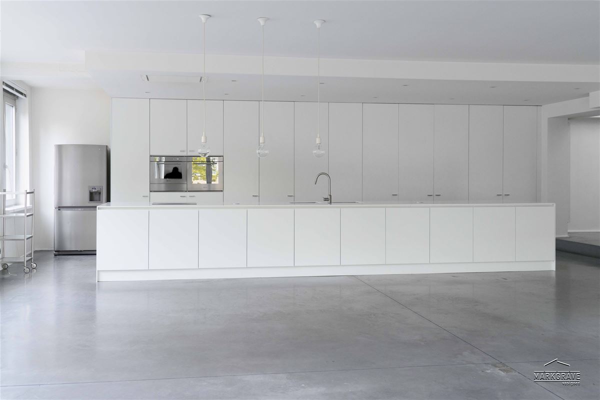 Lichtrijk loft-appartement met luxe afwerking en inpandige parkings