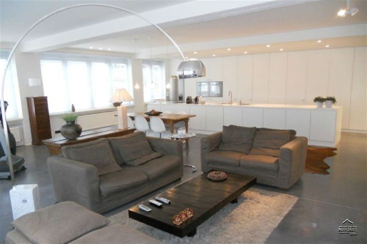 Lichtrijk loft-appartement met luxe afwerking en inpandige parkings