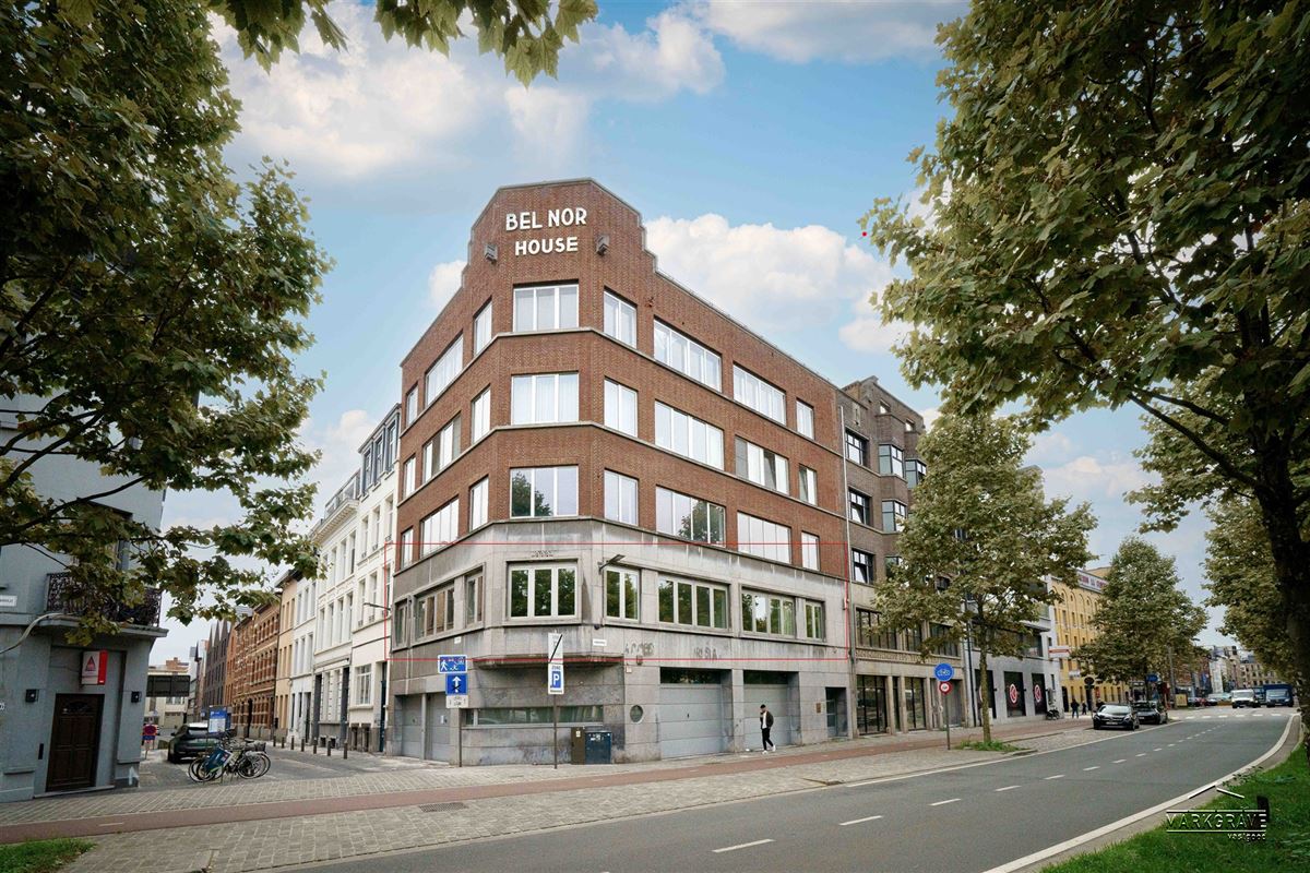 Lichtrijk loft-appartement met luxe afwerking en inpandige parkings