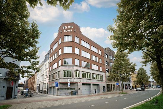 Lichtrijk loft-appartement met luxe afwerking en inpandige parkings