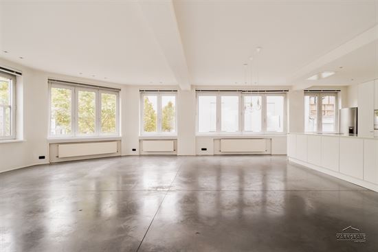 Lichtrijk loft-appartement met luxe afwerking en inpandige parkings