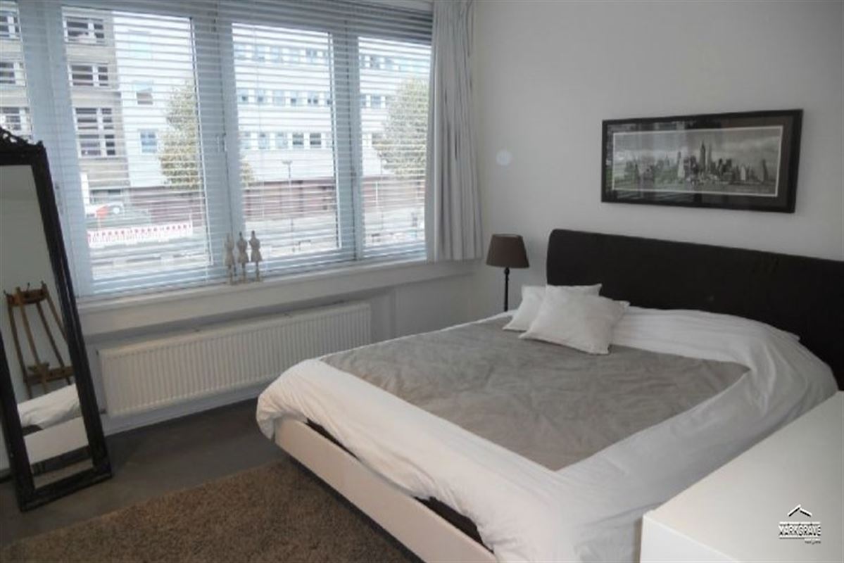 Lichtrijk loft-appartement met luxe afwerking en inpandige parkings
