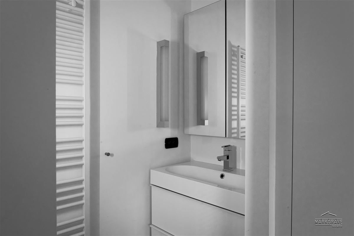Lichtrijk loft-appartement met luxe afwerking en inpandige parkings