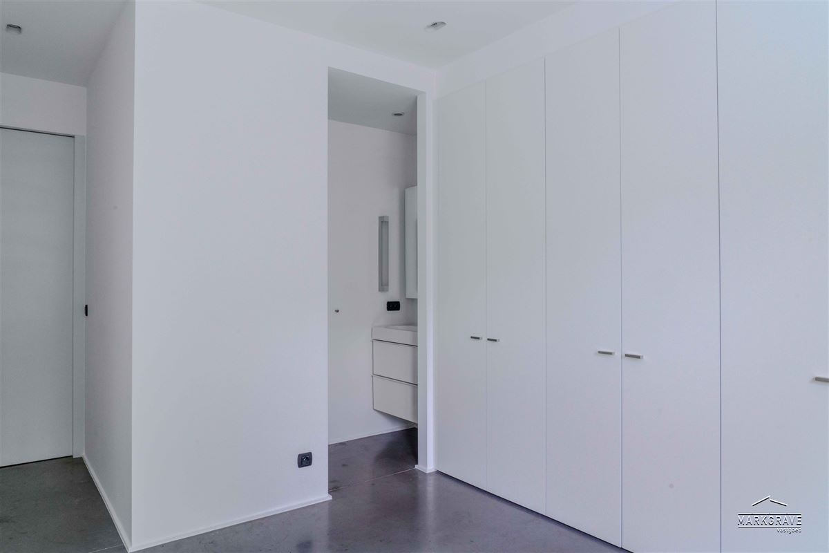 Lichtrijk loft-appartement met luxe afwerking en inpandige parkings