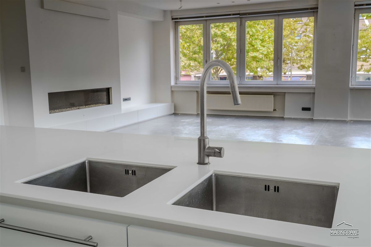Lichtrijk loft-appartement met luxe afwerking en inpandige parkings