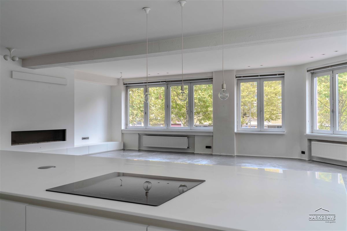 Lichtrijk loft-appartement met luxe afwerking en inpandige parkings