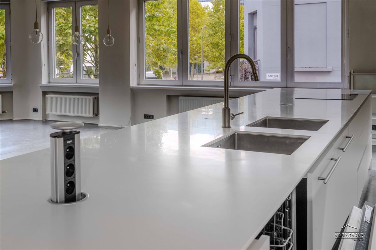 Lichtrijk loft-appartement met luxe afwerking en inpandige parkings