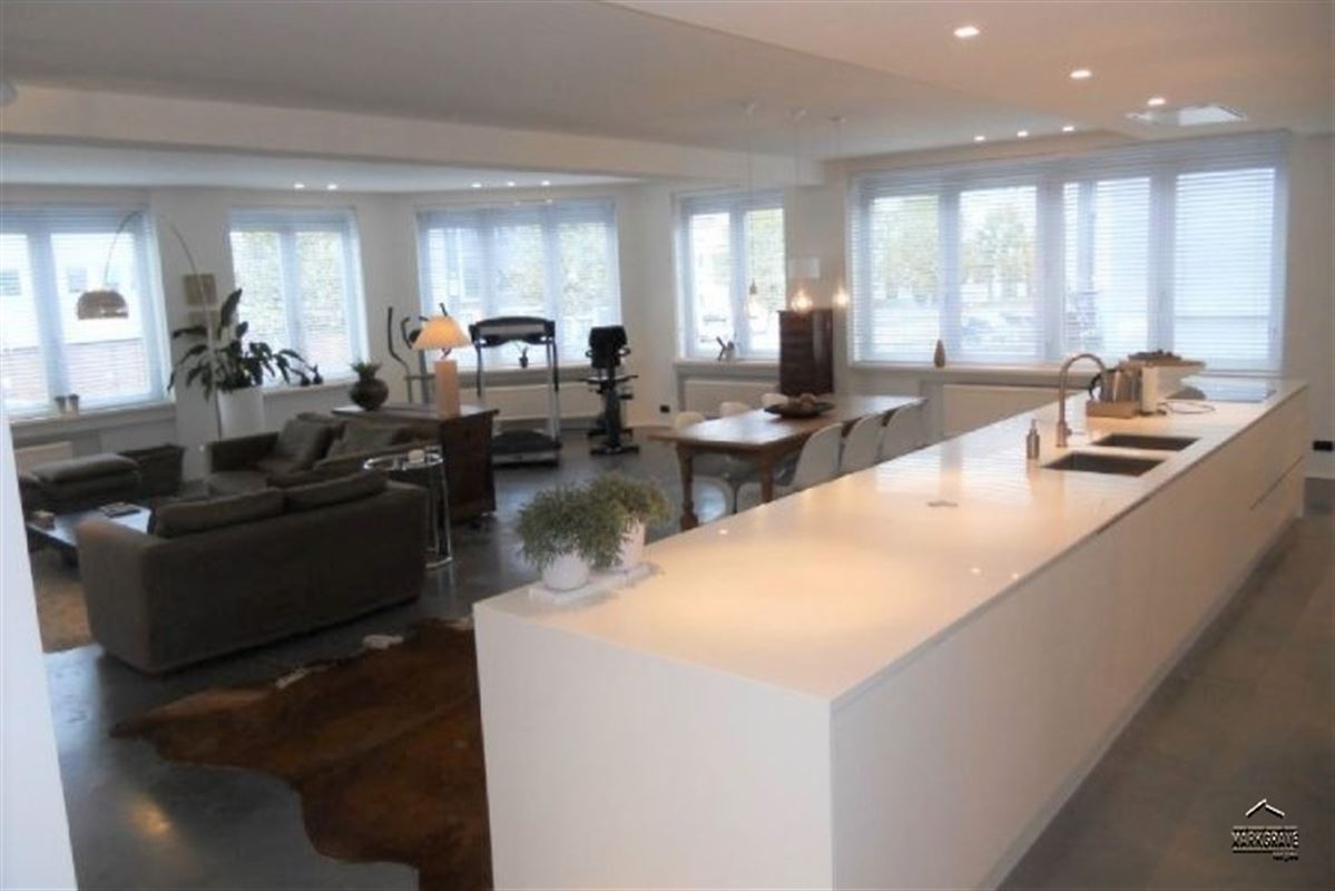 Lichtrijk loft-appartement met luxe afwerking en inpandige parkings