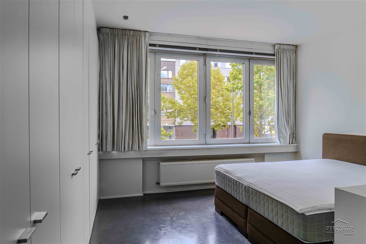 Lichtrijk loft-appartement met luxe afwerking en inpandige parkings