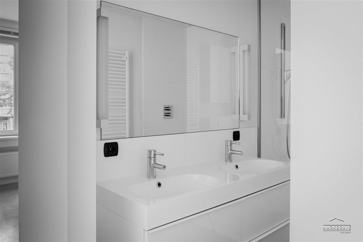 Lichtrijk loft-appartement met luxe afwerking en inpandige parkings