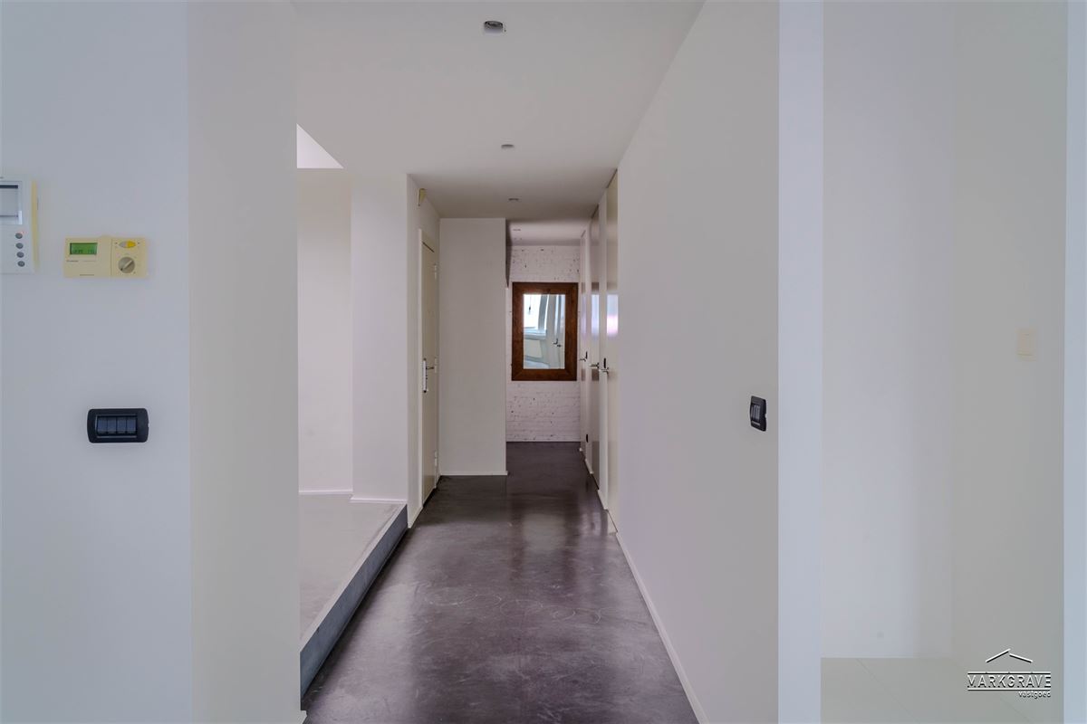 Lichtrijk loft-appartement met luxe afwerking en inpandige parkings