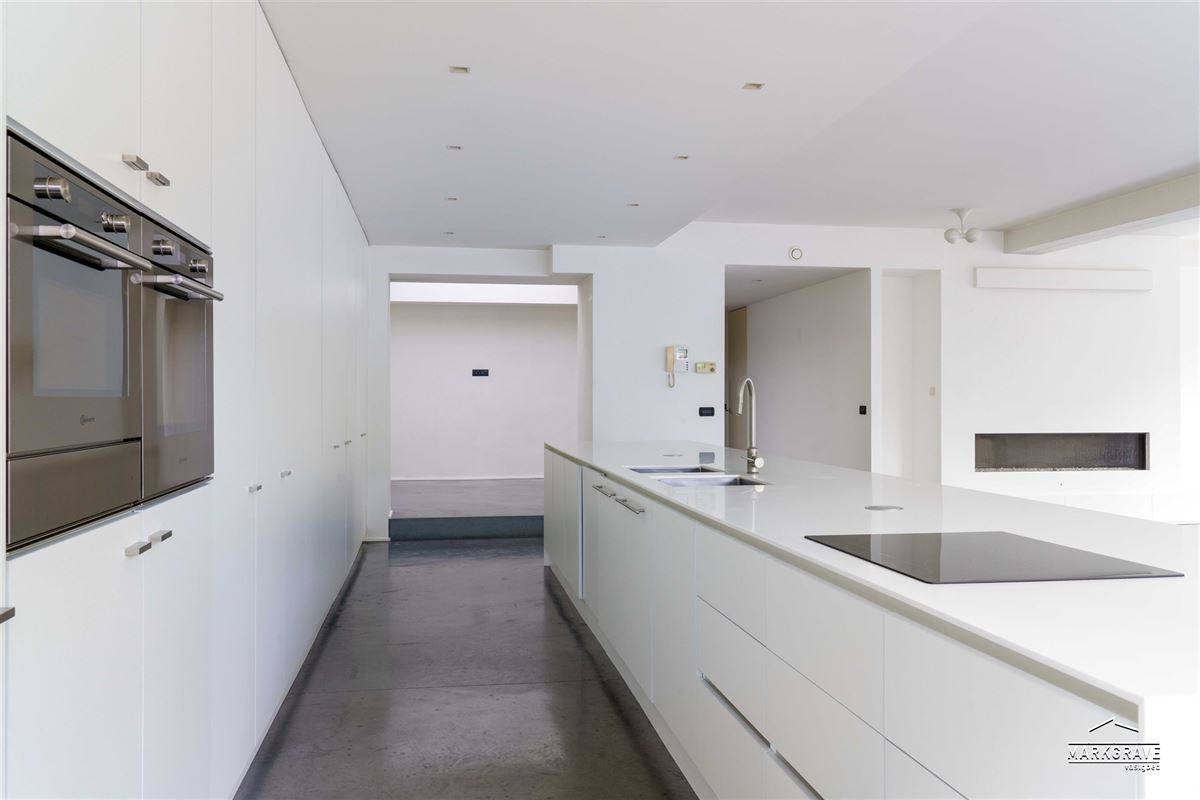 Lichtrijk loft-appartement met luxe afwerking en inpandige parkings