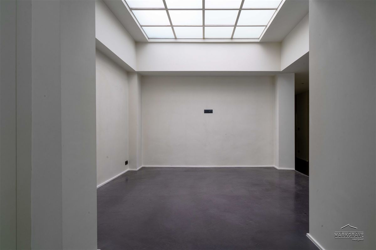 Lichtrijk loft-appartement met luxe afwerking en inpandige parkings