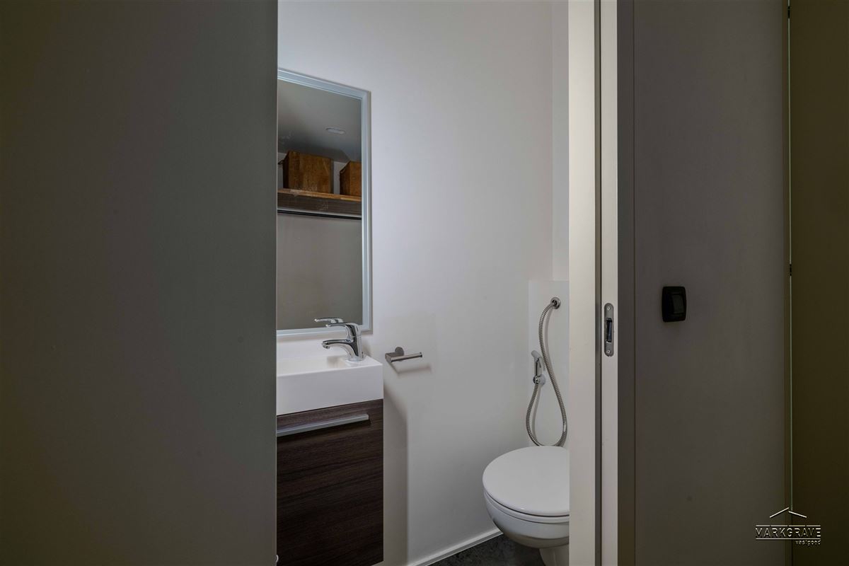 Lichtrijk loft-appartement met luxe afwerking en inpandige parkings