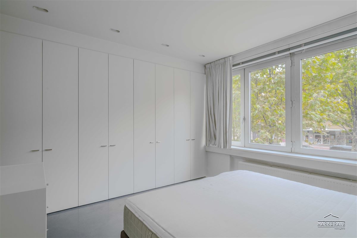 Lichtrijk loft-appartement met luxe afwerking en inpandige parkings