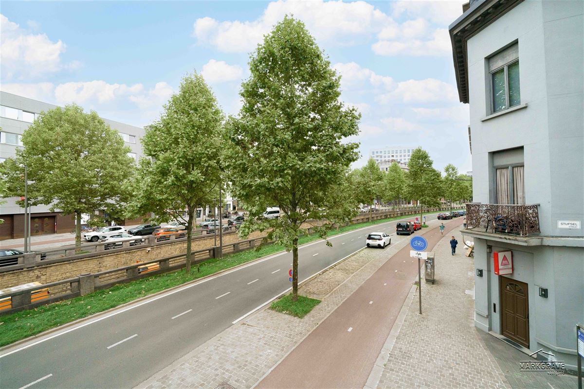 Lichtrijk loft-appartement met luxe afwerking en inpandige parkings