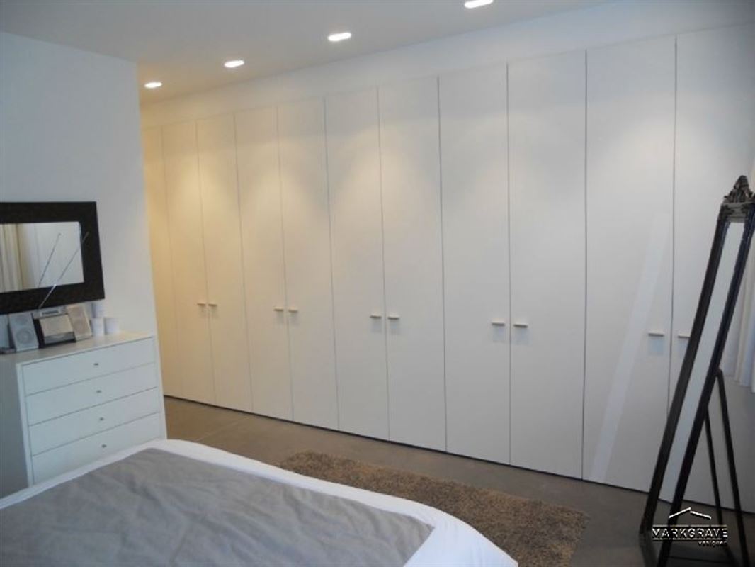 Lichtrijk loft-appartement met luxe afwerking en inpandige parkings