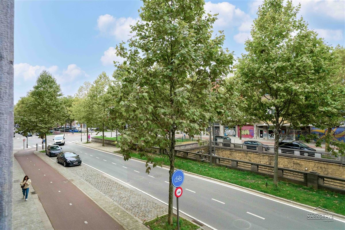 Lichtrijk loft-appartement met luxe afwerking en inpandige parkings